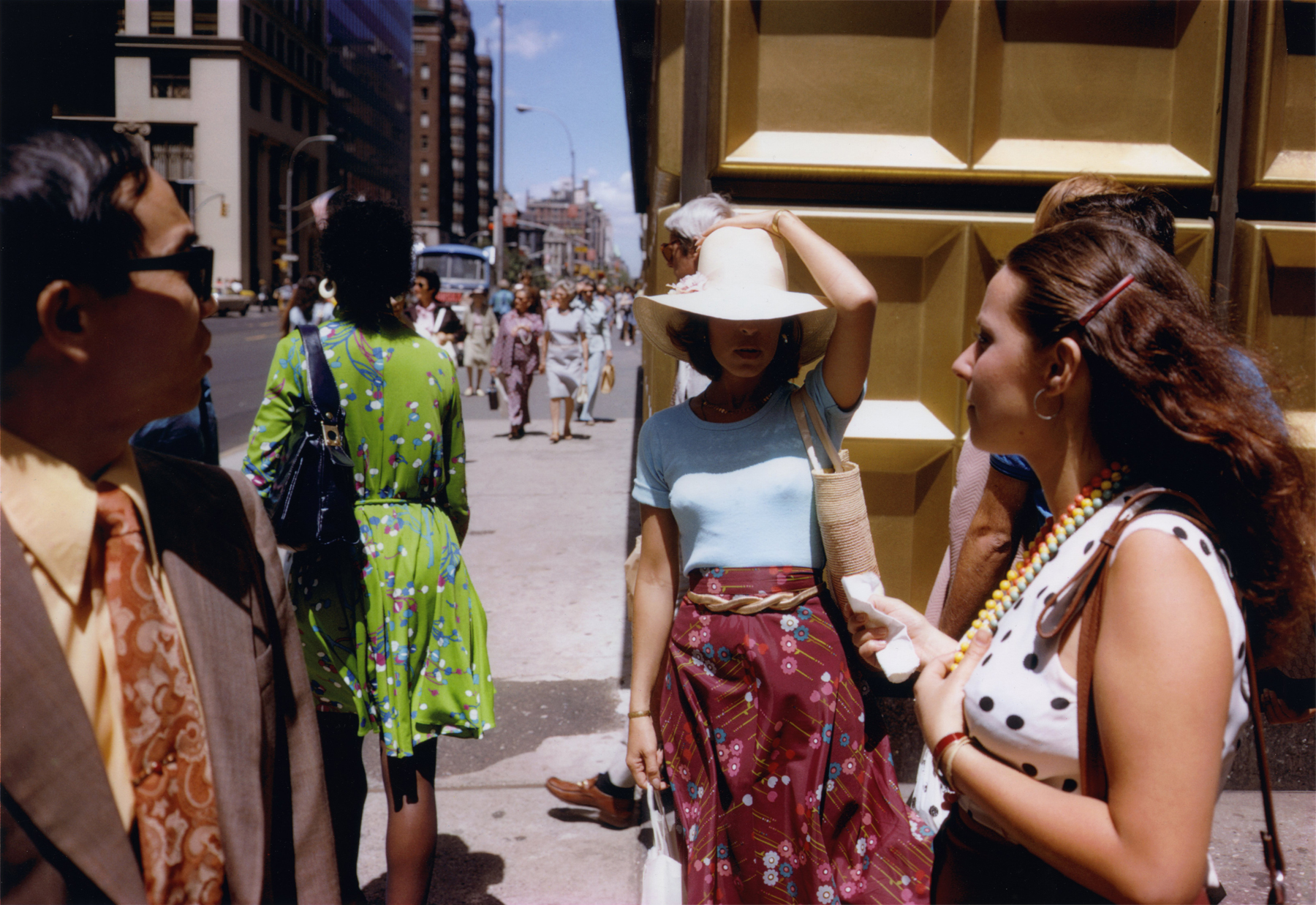 goldcorner Joel Meyerowitz, Gold Corner, New York City, 1974 © Joel Meyerowitz, Courtesy of Howard Greenberg Gallery, New York